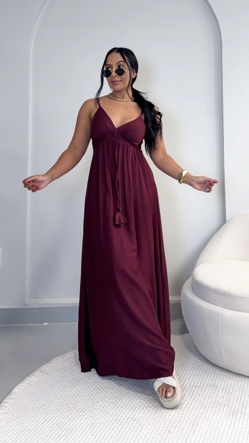 Modelo usando vestido longo vinho de alças da Mariás, de corpo inteiro